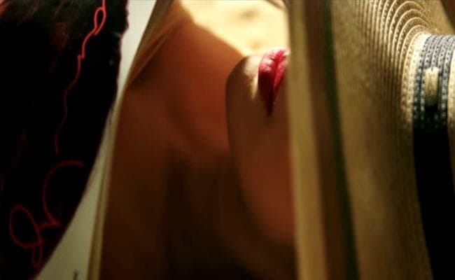 VIDEO: रिलीज हुआ ''जूली 2'' का बोल्ड टीजर ट्रेलर, 11 किलो वजन घटाकर हॉट नजर आ रही है लक्ष्मी