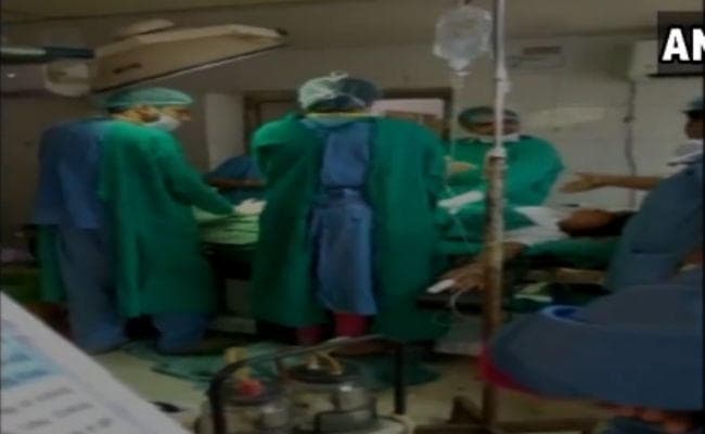 VIDEO: ऑपरेशन थियेटर में सर्जरी के वक्त बहस करते रहे डॉक्टर, मर गया नवजात