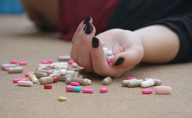 जहर के प्याले को बनाया जाम, सेल्फी ली और दोनों सहेलियों ने कर लिया सुसाइड