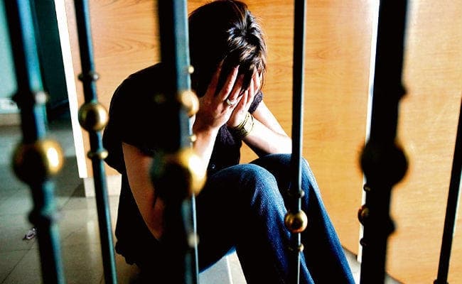 मेरी परिचत लड़की का चचेरा भाई संबंध बनाता रहा...