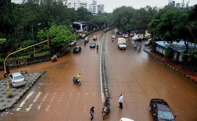 मुंबई में पटरी पर लौटने लगी जिंदगी, लोकल ट्रेनों का परिचालन शुरू
