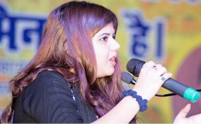 #VIRAL : समाजवादी राजनीतिक गलियारे में सक्रिय पंखुड़ी पाठक आखिर हैं कौन?