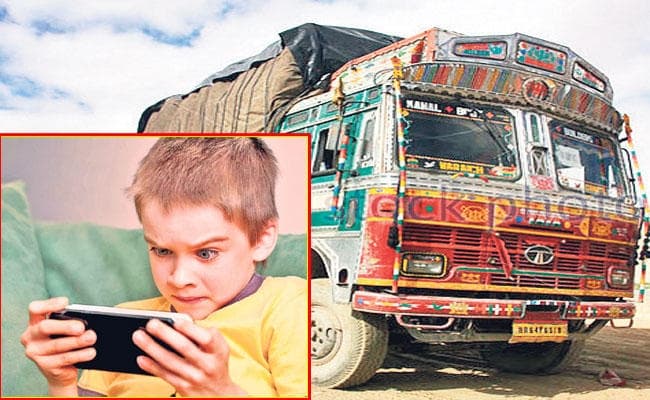 ब्लू व्हेल : चलती ट्रक के नीचे सेल्फी लेने का मिला था टास्क, बाल-बाल बची दसवीं कक्षा के छात्र की जान