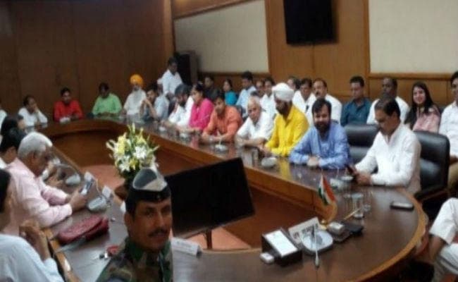 VIDEO: उपराज्यपाल हाउस में ''आप''  विधायकों का हंगामा,  मोहल्ला क्लीनिक की फाइल मंजूर करने की मांग