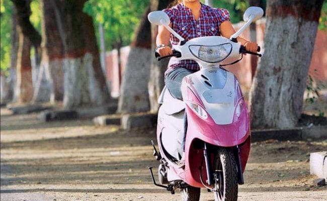 छात्रा ने बंदूकधारी बदमाशों का हौसला किया  पस्त, स्कूटी छोड़ भागे लुटेरे