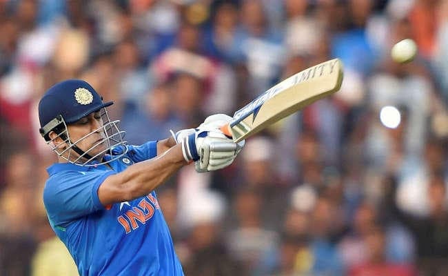 #Dhoni300 : धौनी 300वें क्लब में शामिल, ''क्रिकेट के भगवान'' से मिला आशीर्वाद