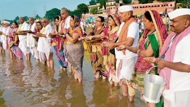 सर्वपितृ अमावस्या पर तर्पण कर अपने पूर्वजों को करें तृप्त, आज सभी पितर ग्रहण कर होते हैं संतुष्ट
