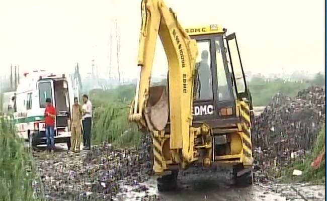 राष्ट्रीय राजधानी दिल्ली के गाजीपुर में गिरा कूड़े का पहाड़, दो मरे, राहत-बचाव कार्य जारी