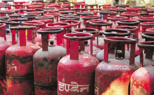 सब्सिडी वाले LPG सिलेंडर हुए 7 रुपये महंगे, विमान ईंधन की कीमतों में 4% की बढ़ोतरी