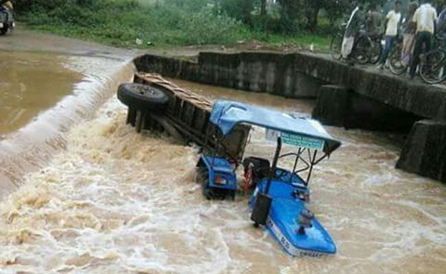 तेज धार में बहा ट्रैक्टर, ड्राइवर और खलासी बाल-बाल बचे