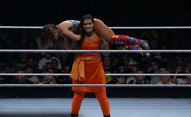 VIRAL VIDEO : जब WWE की रिंग में सूट पहन कर कविता देवी ने पहलवान को धो डाला...!