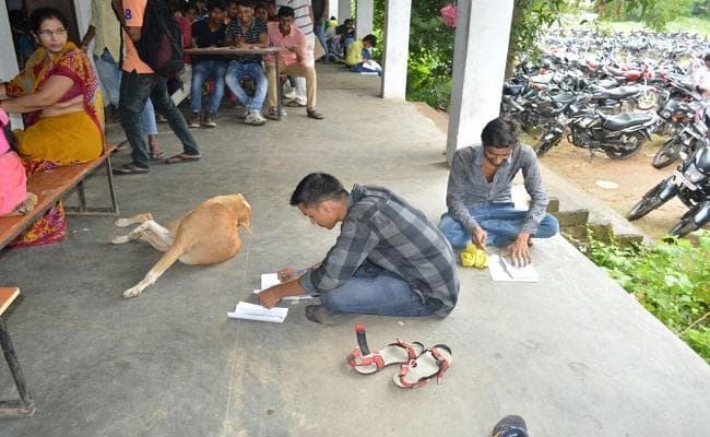 बिहार में एक बार फिर परीक्षा में नकल की तस्वीर वायरल, परीक्षार्थी के साथ कुत्ता भी हुआ शामिल