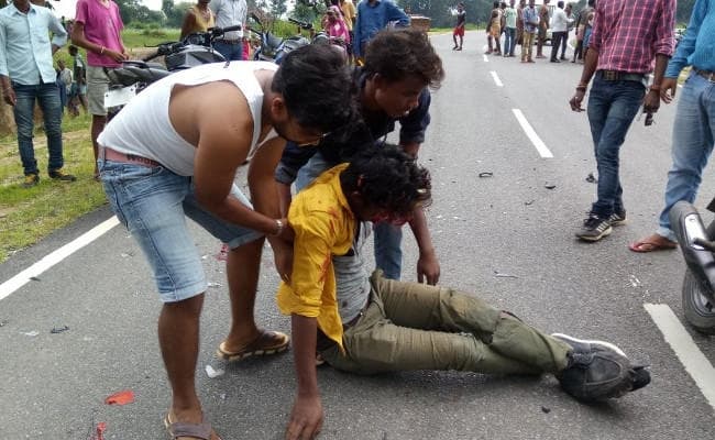 करम पर्व के दिन दो बाइक की भीषण टक्कर में 4 मरे, दो गंभीर, देखें PHOTO
