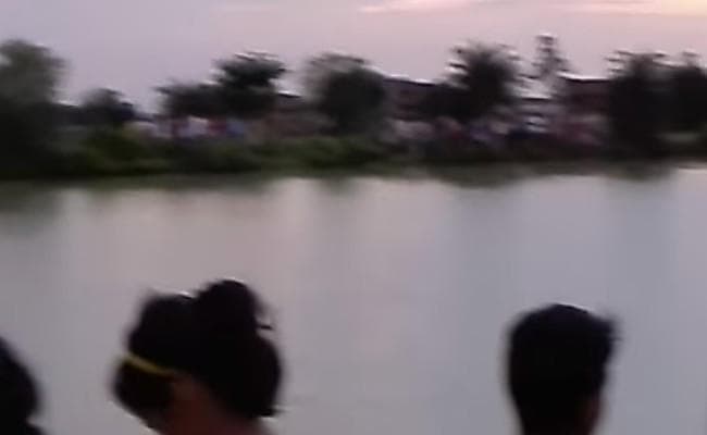 #Karma : तालाब में डूबते दोस्त को बचाने के लिए उतरा युवक भी डूबा, गोताखोरों ने देर शाम निकाले दोनों के शव VIDEO