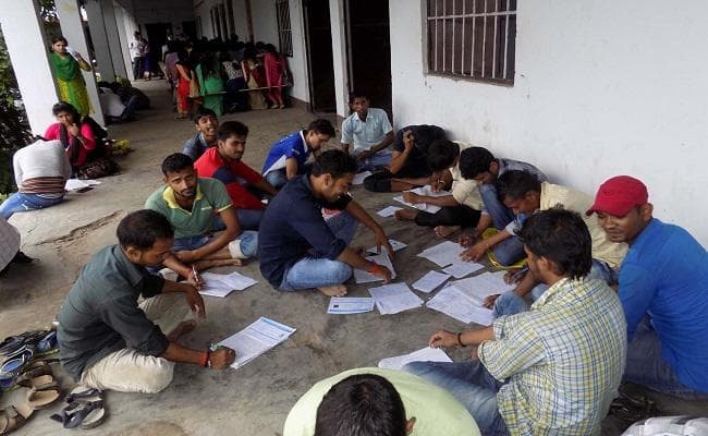 बिहार : नकल की तस्वीर वायरल होने के बाद वीर कुंवर सिंह विवि ने रद्द किया परीक्षा