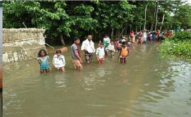 बिहार : बाढ़ की स्थिति में सुधार, पानी घटने पर घर लौटने लगे हैं लोग