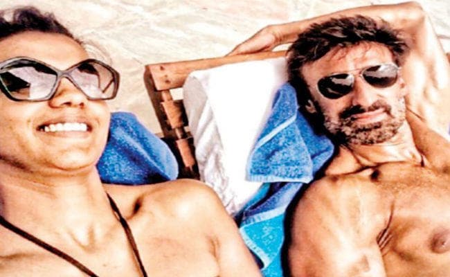 VIRAL : राहुल देव के साथ कुछ इस अंदाज में सनबाथ लेती दिखी मुग्धा गोडसे, PHOTO