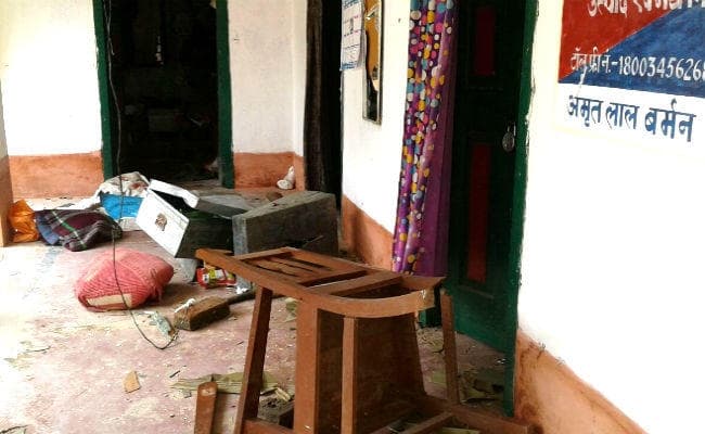 कटिहार : बाढ़ राहत वितरण को लेकर थाने में तोड़फोड़, थानेदार समेत चार पुलिसकर्मी घायल, देखें वीडियो