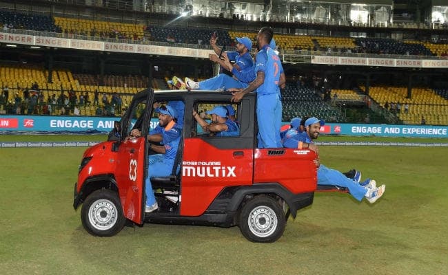 IN PICS : श्रीलंका को हराने के बाद टीम इंडिया ने मैदान पर दौड़ायी लाल गाड़ी, धौनी बने ड्राइवर