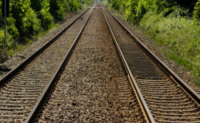 टूटी पटरी देख लाल झंडी लेकर ट्रैक पर दौड़ा चाबीमैन, फिर पढ़ें आगे क्या हुआ