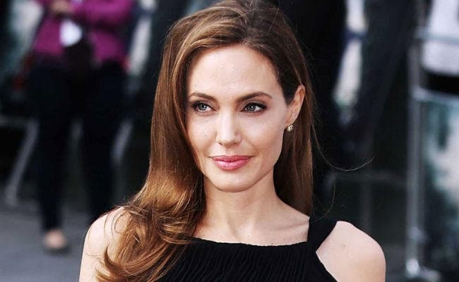मुझे अकेले रहना पसंद नहीं: एंजेलिना जोली