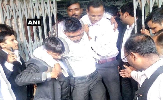 अदालत की लिफ्ट गिरी, कई अधिवक्ता घायल, एक का पैर टूटा, जज ने दिये जांच के आदेश