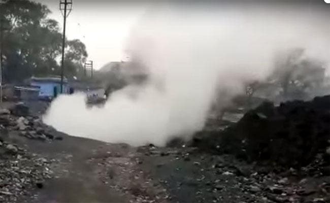 #GasTragedy : धनबाद में फिर गैस रिसाव, दहशत, लोग घर छोड़ कर भागे, कैसे निकलता है गैस देखें VIDEO