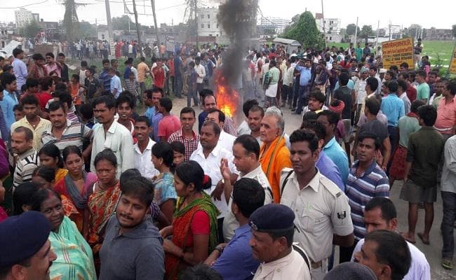 VIDEO : पटना में अतिक्रमण हटाने गयी पुलिस पर जानलेवा हमला, पुलिस वाहन को फूंका, अब सुधरे हालात