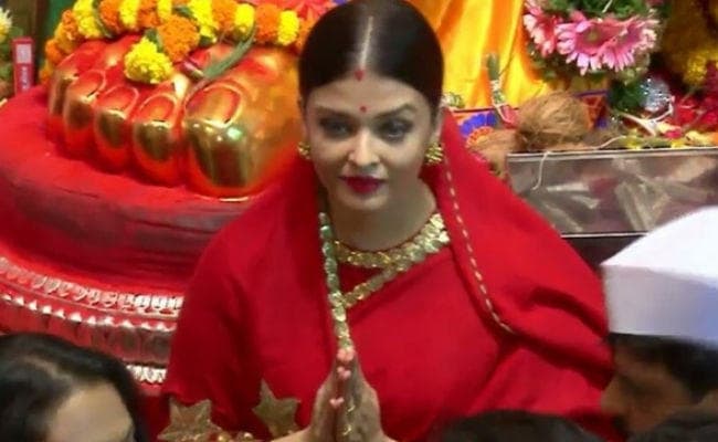 #Watch: सुर्ख लाल साड़ी में लाल बाग के राजा के दर्शन करने पहुंची ऐश्‍वर्या राय बच्‍चन, देखें