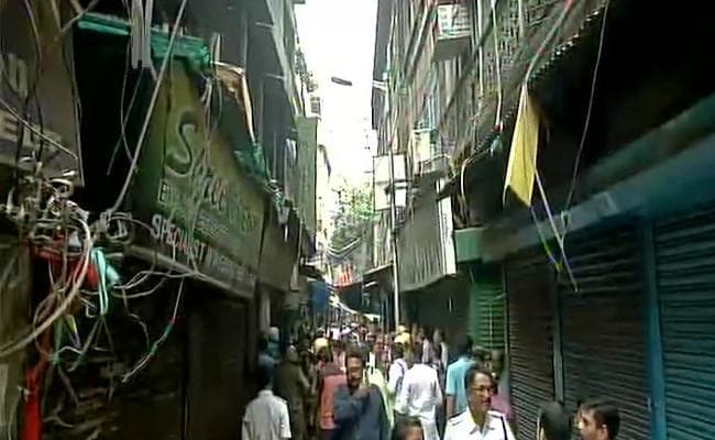 IN PICS : कोलकाता के बड़ाबाजार में मकान ढहा, एक ही परिवार के 3 लोगों की मौत