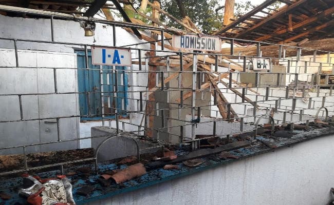 IN PICS : सिमडेगा के कोलेबिरा में कॉलेज में लगी आग, कई कमरे जल कर राख