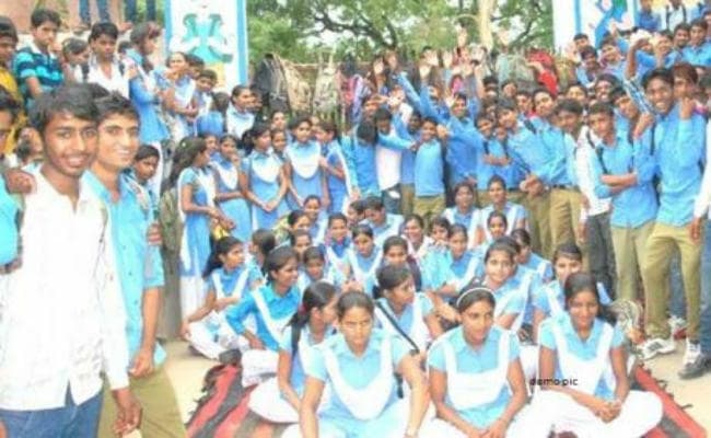 छात्राओं ने सड़‍क पर लगायी क्लास