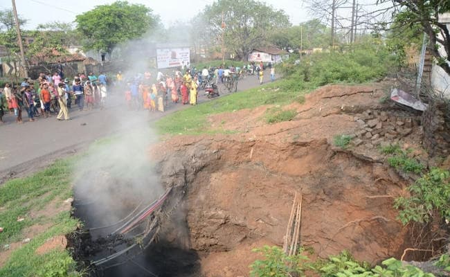 VIDEO : एनएच-32 के किनारे जमीन धंसी, बीसीसीएल जल्द खाली करायेगा भूमिगत आग से प्रभावित इलाकों को