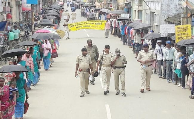 Jharkhand : गुस्से में आदिवासी, मौन जुलूस निकाल कर धर्मांतरण और भूमि अधिग्रहण कानून का किया विरोध