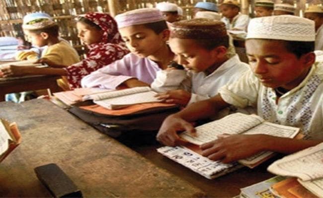 यूपी में मदरसों के सर्वे में नया मोड़, बोर्ड ने कहा- दारुल उलूम को मान्यता देना सूरज को दीया दिखाने जैसा