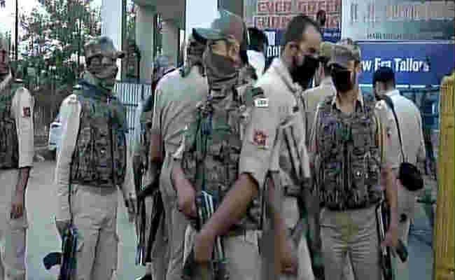 जम्मू-कश्मीर : श्रीनगर में आतंकियों ने किया ग्रेनेड हमला, 1 की मौत, 15 घायल