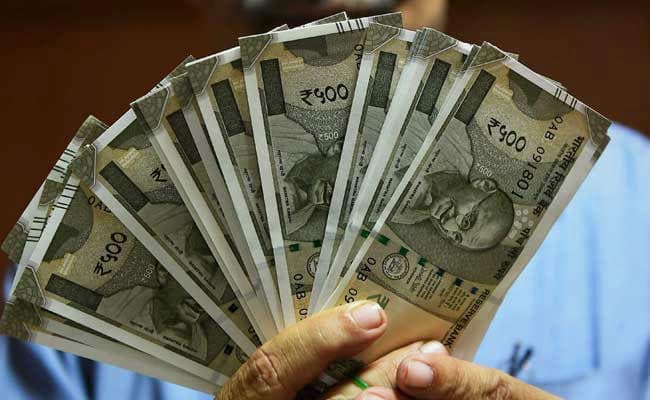 एक साल तक नहीं बढ़ेगी केंद्रीय कर्मचारियों की सैलरी? देखें Fact Check