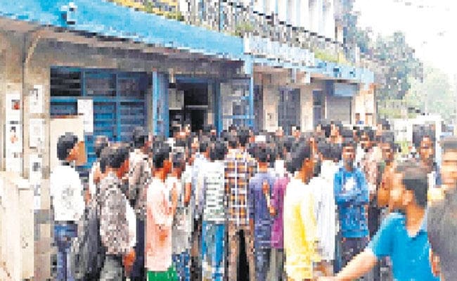 शिक्षक की पिटाई के खिलाफ नॉर्थ थाने के समक्ष किया विरोध प्रदर्शन