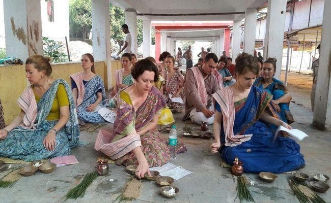 बिहार : गया पितृपक्ष मेले में सात समंदर पार से पहुंचे विदेशी कर रहे पूर्वजों को पिंडदान