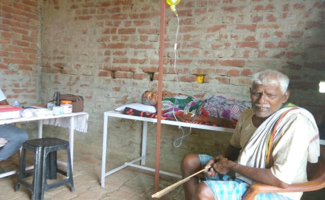 देखिये, कैसे-कैसे लोग डॉक्टर बने बैठे हैं, घर में चढ़ाते हैं स्लाइन, दवा दुकान भी खोले बैठे हैं