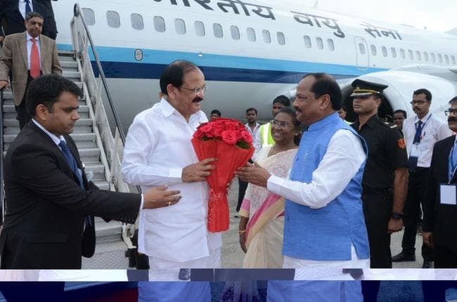 उपराष्ट्रपति एम वेंकैया नायडू रांची पहुंचे, बोले - विकास के लिए साक्षरता जरूरी है