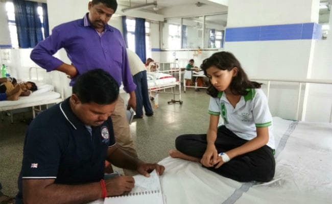 बोकारो में टीचर की प्रताड़ना से तंग आकर तीसरी मंजिल से कूदी छात्रा, दिया - दर्दनाक बयान, VIDEO