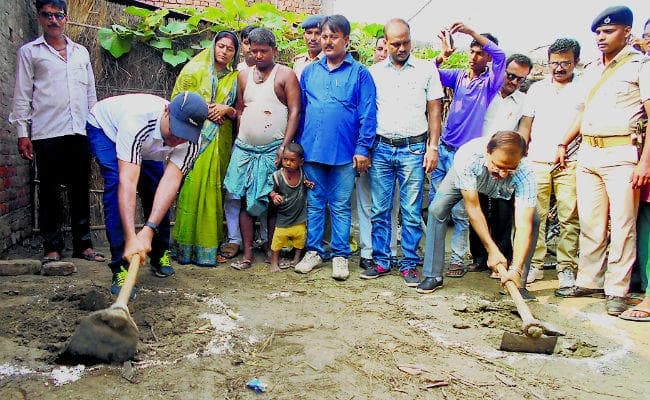... और शौचालय बनाने के लिए डीएम ने खुद उठा ली कुदाल