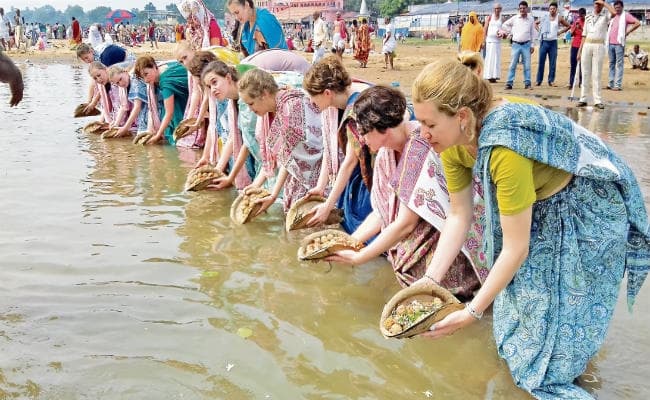 विश्वस्तरीय पितृपक्ष मेले : देखिए कैसे इन विदेशी महिलाओं ने अपने पूर्वजों के लिए किया तर्पण