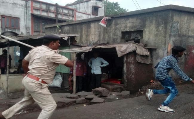 झरिया : RSP कॉलेज में चली पुलिस की लाठियां, छात्रों ने किया पथराव, PHOTO व VIDEO में देखें पूरा माजरा