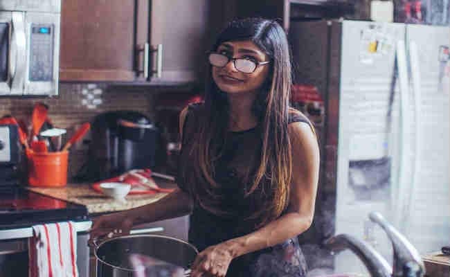 पोर्न स्टार मिया खलीफा को तंग कर रहा था यह खिलाड़ी, जानें फिर क्या हुआ...