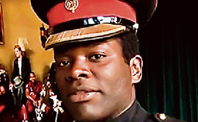 पहली बार इंगलैंड की महारानी की सुरक्षा में अश्वेत