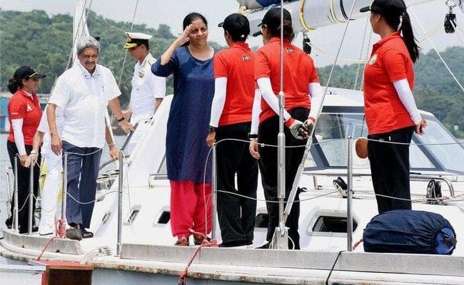 नौसेना की 6 महिला अधकारी विश्व विश्व भ्रमण पर निकलीं, रक्षा मंत्री सीतारमण ने दिखायी हरी झंडी