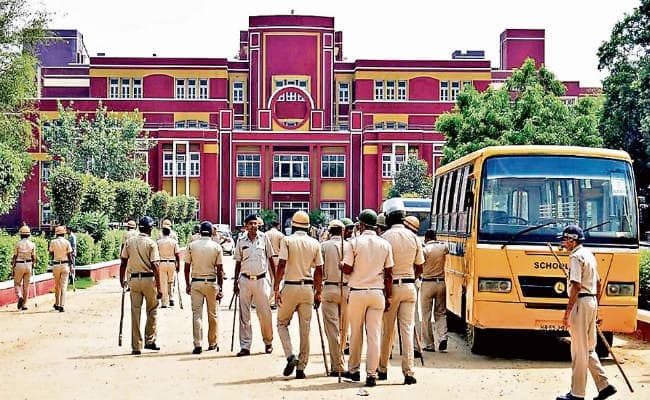 बच्चों के प्रति इतने निष्ठुर क्यों हैं