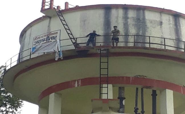 झारखंड में कोडरमा में टंकी पर चढ़ा रियल लाइफ वीरू, उतारने के लिए रांची से लानी पड़ी नौ करोड़ की मशीन, VIDEO